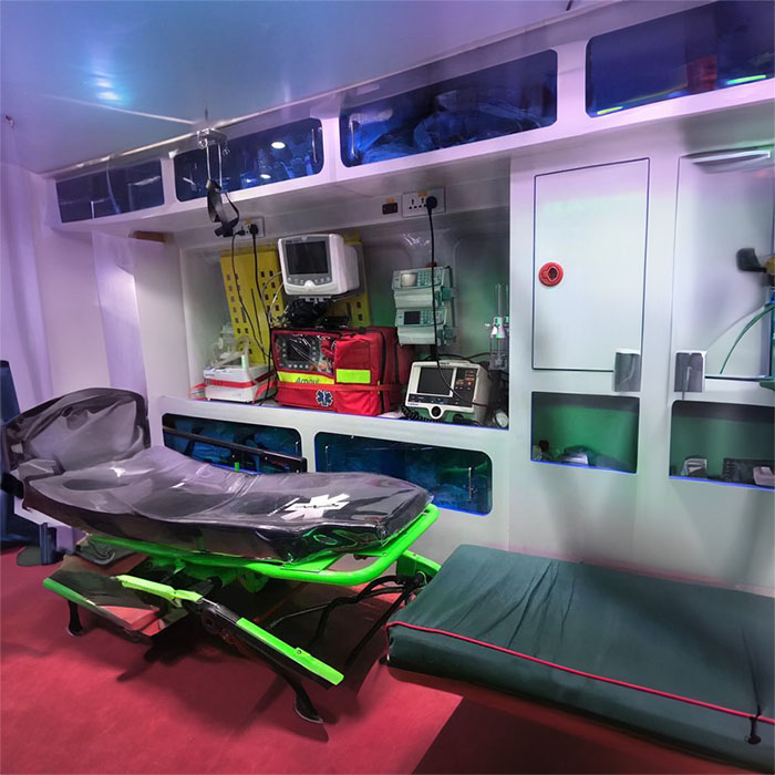 龙岗广东珠海市人民医院租救护车护送到新疆伊犁哈萨克自治州友谊医院跨省救护车出租租赁