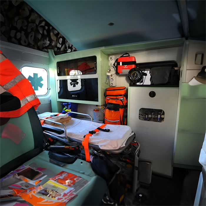 龙岗广东省广州市脑科医院荔湾门诊部租救护车到大连市中医医院救护车一般多少钱一公里