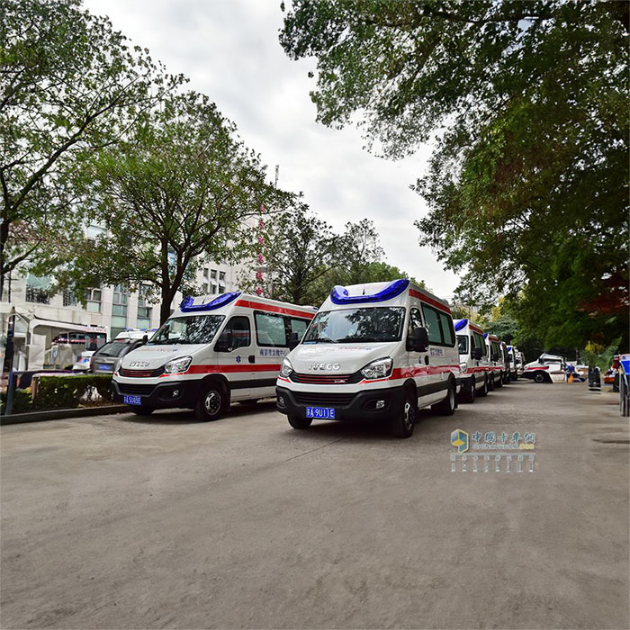 深圳深圳120救护车租赁病重返乡到肇庆市广宁县运送病人救护车电话