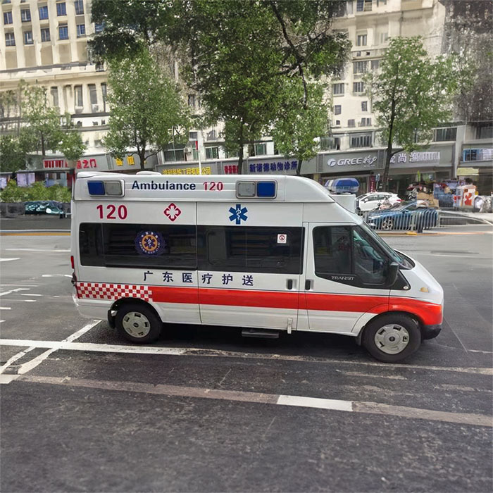 龙岗广州医学院口腔医院出租急救车护送到鞍山钢铁集团公司长甸医院救护车费用标准